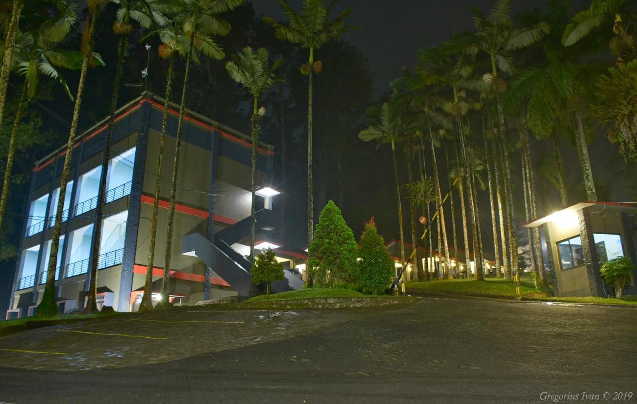 Surya Hotel & Resort Baturraden Zewnętrze zdjęcie